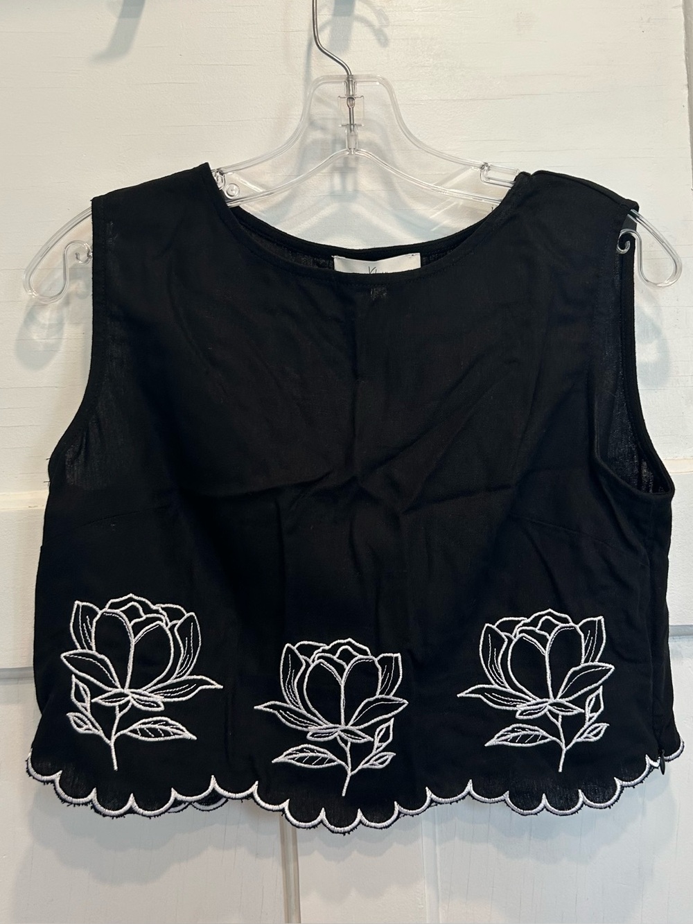 NWT Black Embroidered Floral Crop Tank Top (Lane 201)
